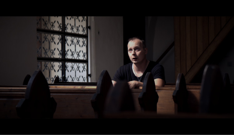 VIDEO: Jsou dny, kdy mi melodie naskakují samy od sebe, říká zpívající hasič z Telče Jirka Pařil