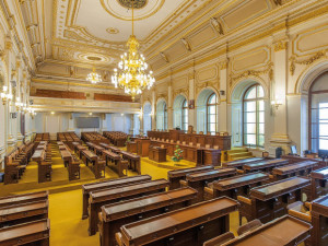Poslanci budou v tomto týdnu schvalovat spornou korespondenční volbu