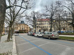 Změna stání u jihlavského gymnázia a více míst. Řidiči tam ode dneška parkují podélně