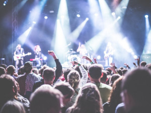 Kulturní tipy: Metalový festival uprostřed sídliště, sraz pincků i oslavy hasičů