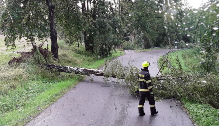 Hasiči opět bojovali s následky po bouřce